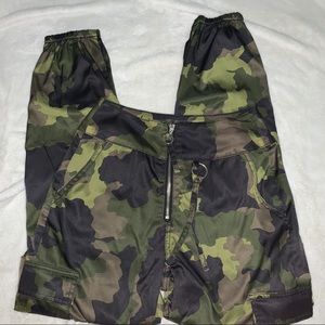 Camo print joggers 🦋